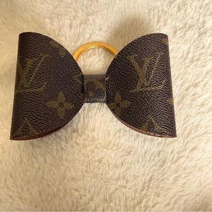 Authentic Louis Vuitton bow key chain holder.Also a Charm for your bag!